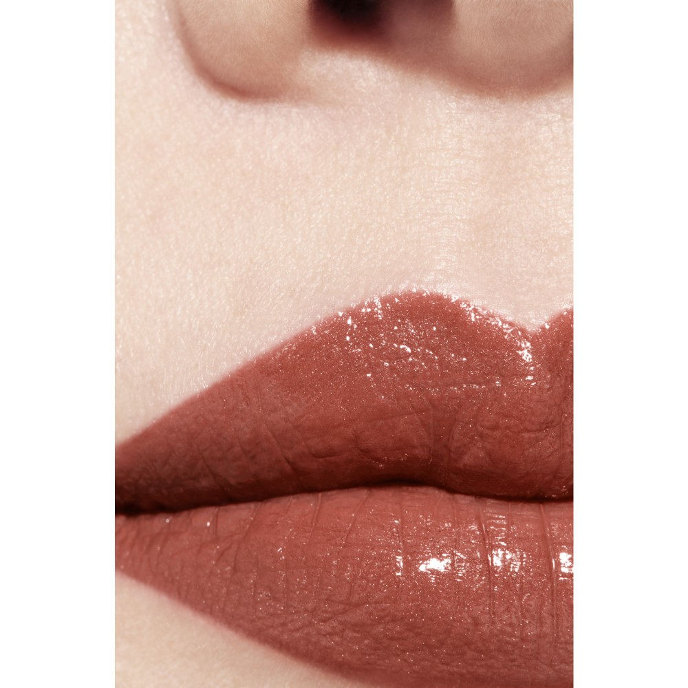 LA BARRA DE LABIOS SATINADA DE LARGA DURACI&Oacute;N, TRATAMIENTO HIDRATANTE Y ALISANTE